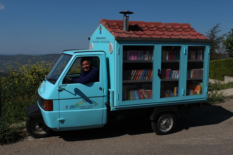 Bibliomotocarro: il maestro Antonio e la sua biblioteca mobile